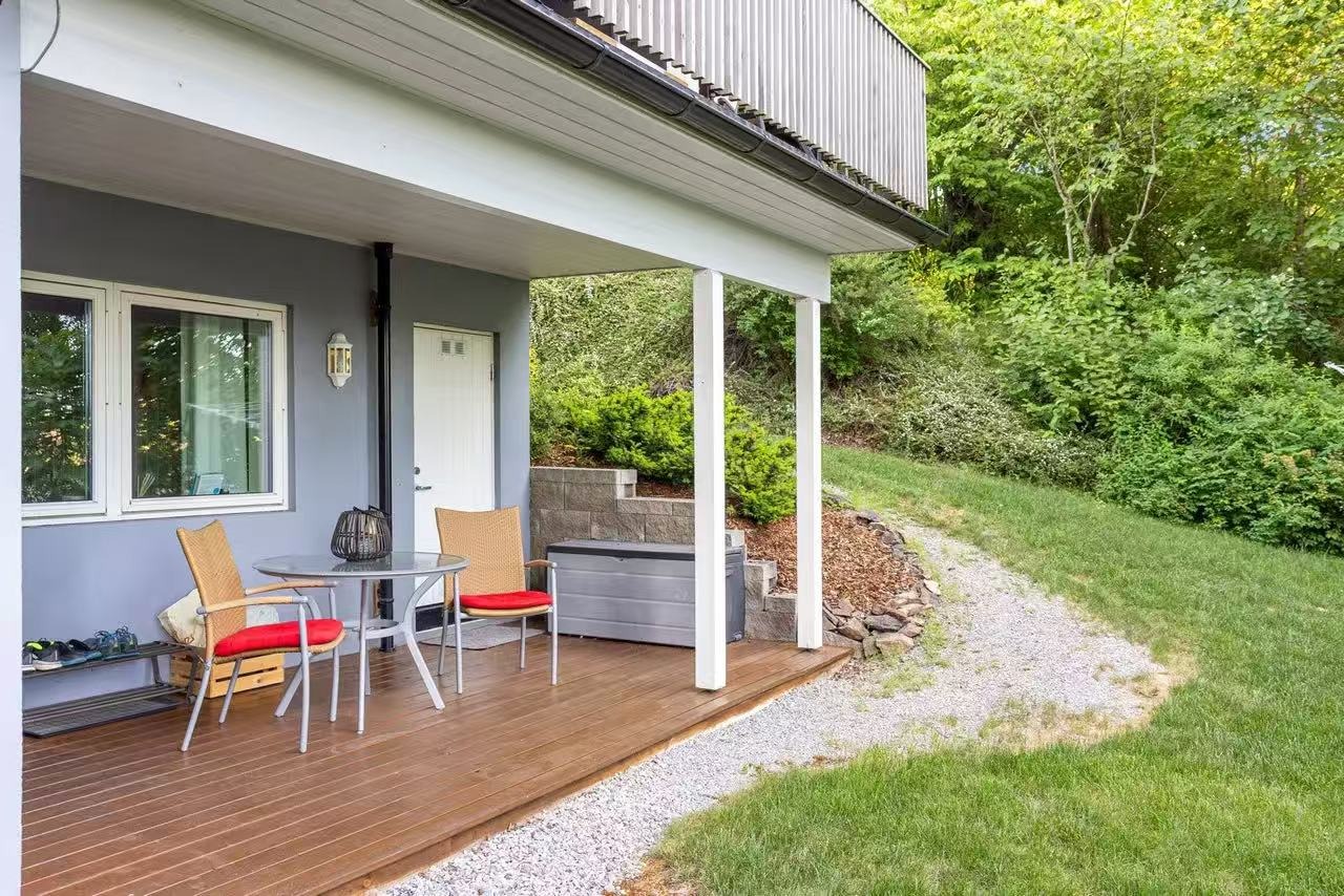 Hybel inngang/dør, bod (høyre side), terrase